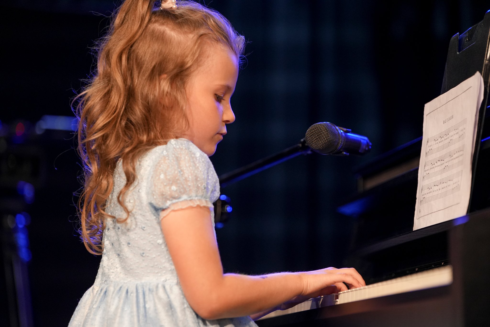 młoda dziewczynka gra na pianinie